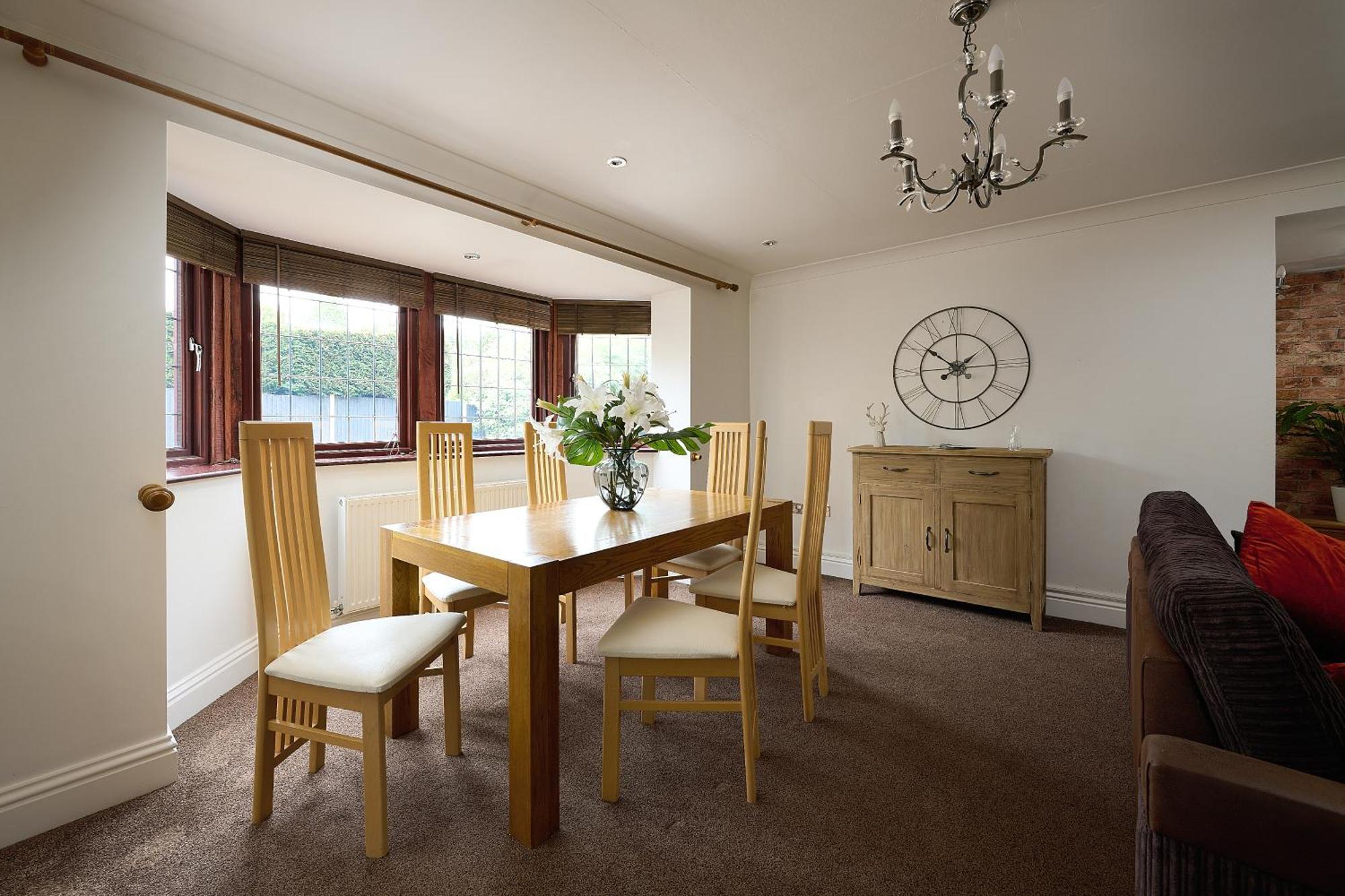 Spacious Home For Large Families And Contractors Вулвергемптон Екстериор снимка